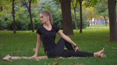 Yoga yapan genç güzel kız