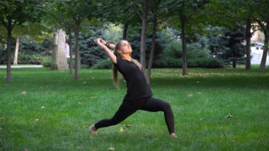 Yoga yapan genç güzel kız