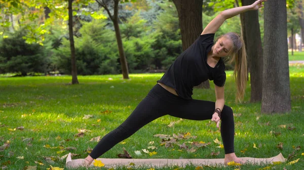 Yoga yapan genç güzel kız