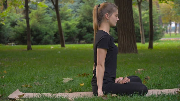 Yoga yapan genç güzel kız