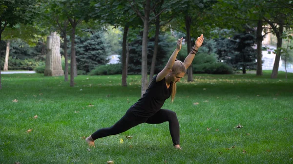 Yoga yapan genç güzel kız