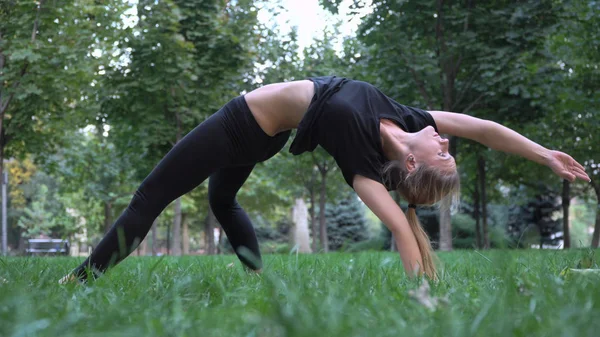 Het mooie meisje die zich bezighouden met yoga — Stockfoto