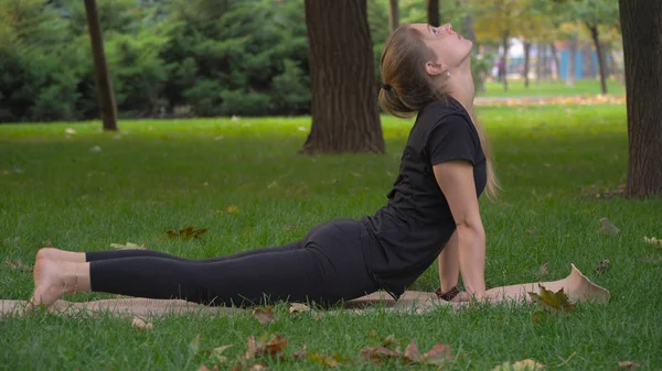 Yoga yapan genç güzel kız