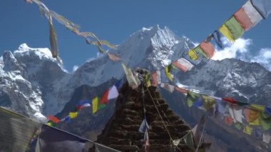 Budist stupa ve kar dağ