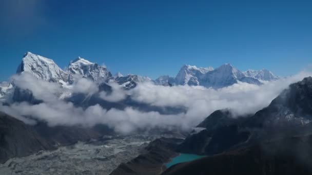 Движение облаков над высокогорной долиной в Гималаях . — стоковое видео