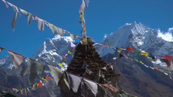 Buddhistischer Stupa und Schneeberg — Stockvideo