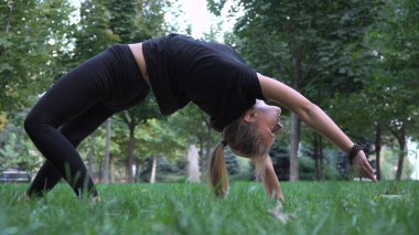 Yoga yapan genç güzel kız