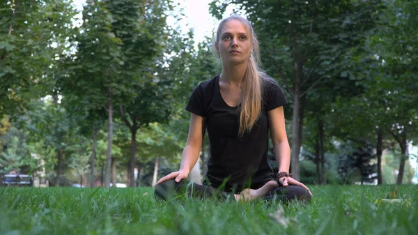 Yoga yapan genç güzel kız