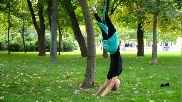 A park, részt vevő légi jóga lány — Stock Fotó