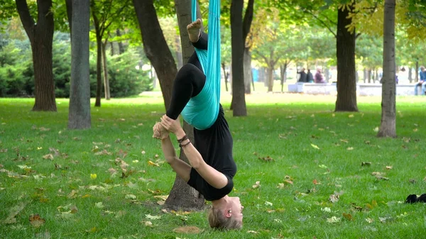 Hava yoga yapan bir parkta kız