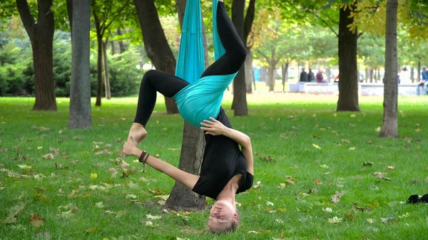 Hava yoga yapan bir parkta kız