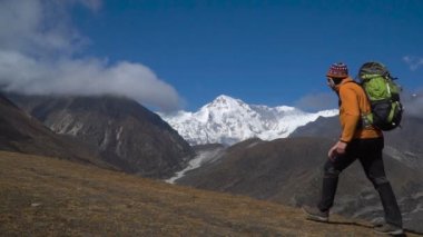 Adam sırt çantası ile tırmanma dağ yamacı Himalayalar
