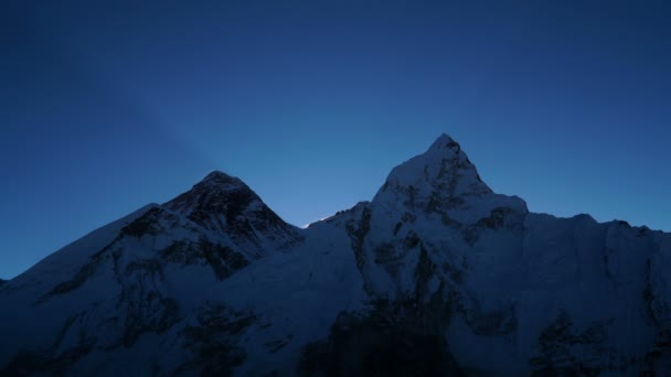 Soluppgång över Everest. — Stockvideo