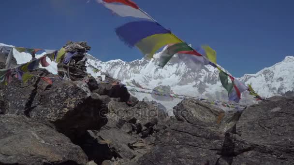 Gebetsfahnen vor dem Hintergrund des Himalaya-Gebirges. — Stockvideo