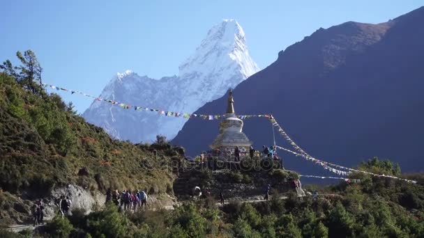 Una ruta de senderismo al campamento base del Everest — Vídeo de stock