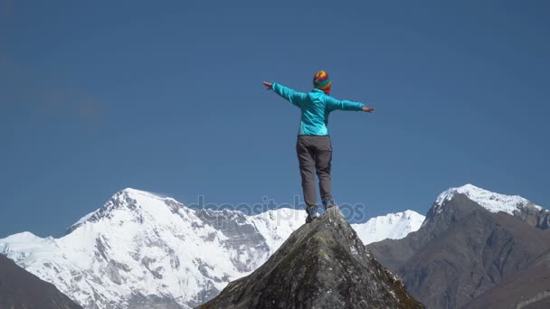 Ragazza su una roccia con le mani in alto — Video Stock