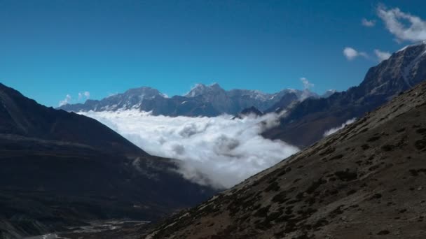 Die Bewegung der Wolken über dem Hochlandtal — Stockvideo