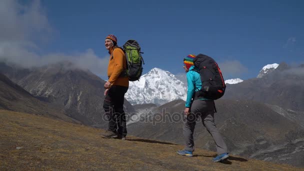 Yürüyüşçüler Himalaya dağlarında seyahat — Stok video