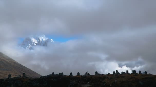 El movimiento de las nubes sobre la montaña Ama Dablam — Vídeos de Stock