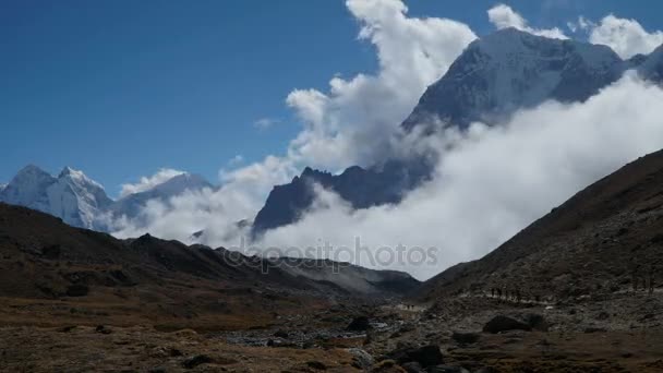 Felhők mozgása a Himalája-hegység hátterében — Stock videók