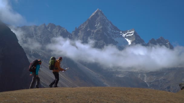 Les randonneurs voyagent dans les montagnes de l'Himalaya — Video