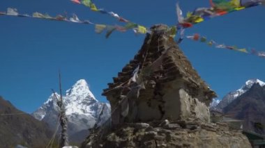 Budist stupa ve kar dağ