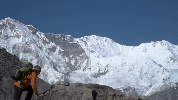 Turisten klättrar klippan i Himalaya — Stockvideo