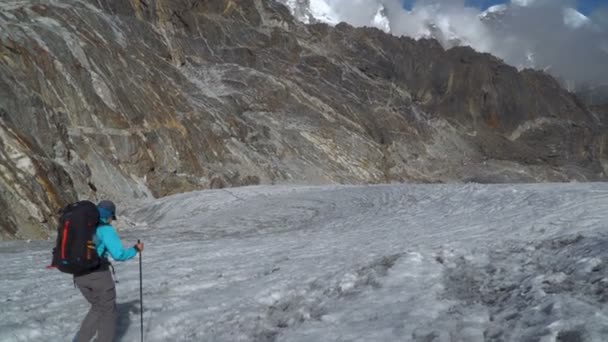 Дівчата альпіністів у Гімалаях — стокове відео