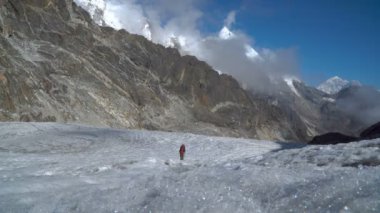 Kızlar dağcıların Himalayalar