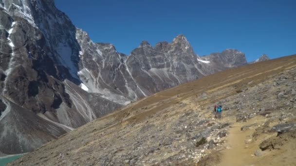 Tourisme aller sur le sentier dans l'Himalaya — Video