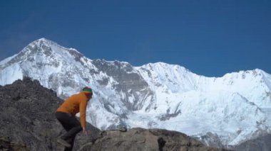 Cliff Himalayalar turizm tırmanıyor
