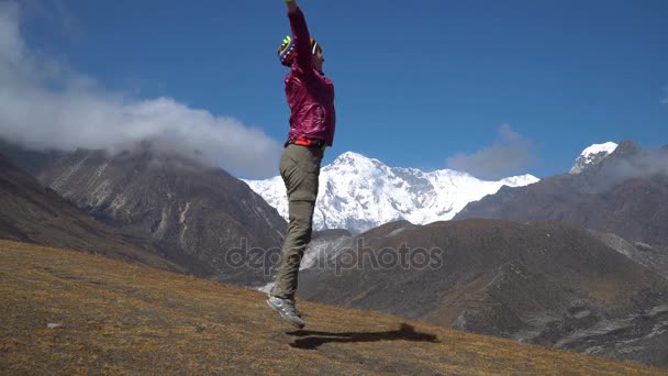 Chica está en las montañas — Vídeos de Stock