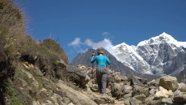 Das Mädchen klettert an die Spitze der Klippe — Stockvideo