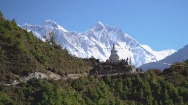 Everest 'in ana kampına bir yürüyüş yolu.