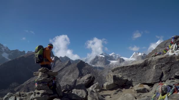 Man met een rugzak reizen in de Himalaya-bergen — Stockvideo