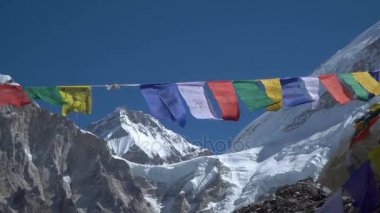 Dua bayrakları Everest arka planı