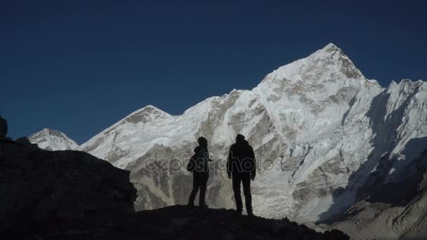 Silhouette di turisti in montagna — Video Stock