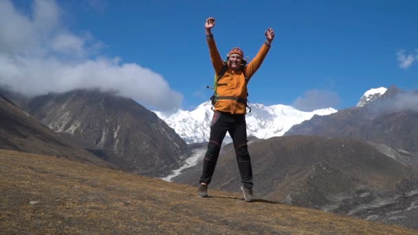 Turista feliz e pulando — Vídeo de Stock