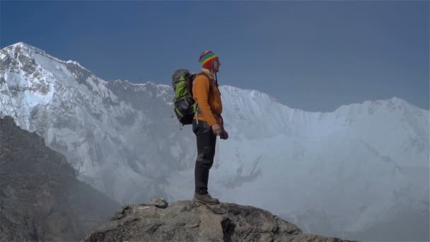 Турист стоит на вершине — стоковое видео
