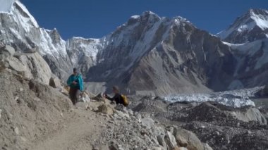 Kızlar turizm git Himalayalar izinde