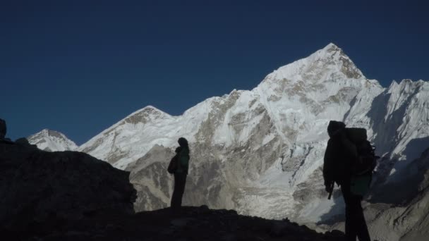 Silhouettes of tourists in the mountains — Stock Video