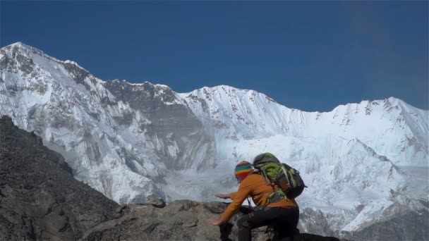 O turista sobe nos Himalaias — Vídeo de Stock