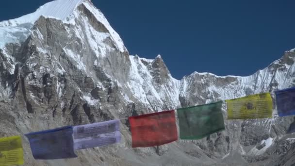 Молитвенные флаги на фоне Эвереста — стоковое видео
