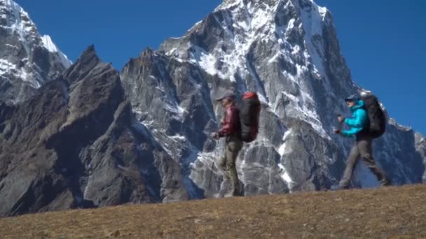 Meisjes reizen in de Himalaya — Stockvideo