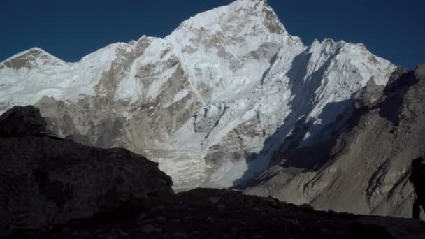 Silhouettes de touristes dans les montagnes — Video