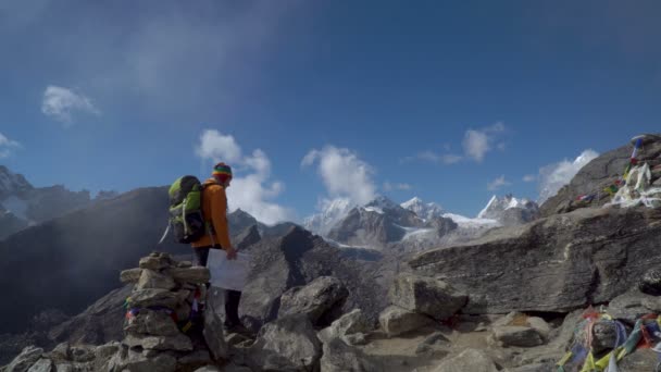 Un viajero con un mapa en las montañas — Vídeos de Stock