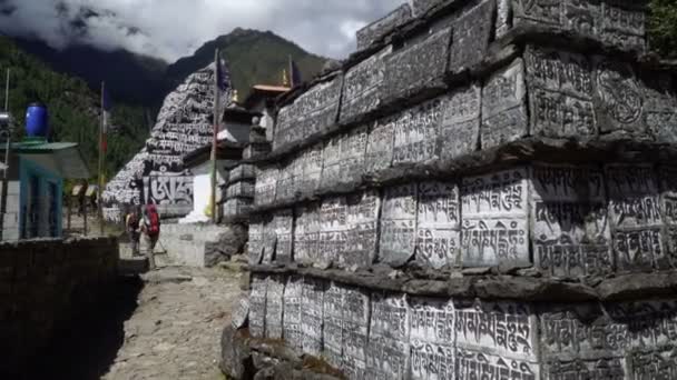 Piedra de oración tradicional en Nepal — Vídeos de Stock