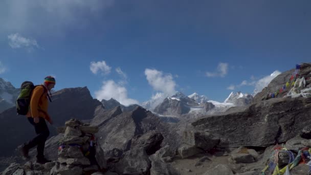 O cara está viajando nas montanhas do Himalaia — Vídeo de Stock