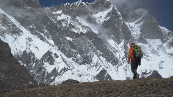 El tipo viaja por las montañas del Himalaya. — Vídeos de Stock