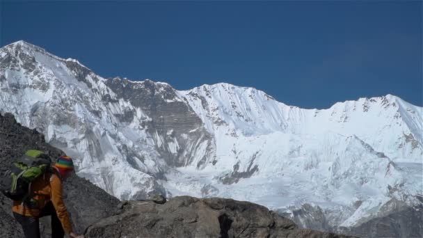 Turisten klättrar klippan i Himalaya — Stockvideo